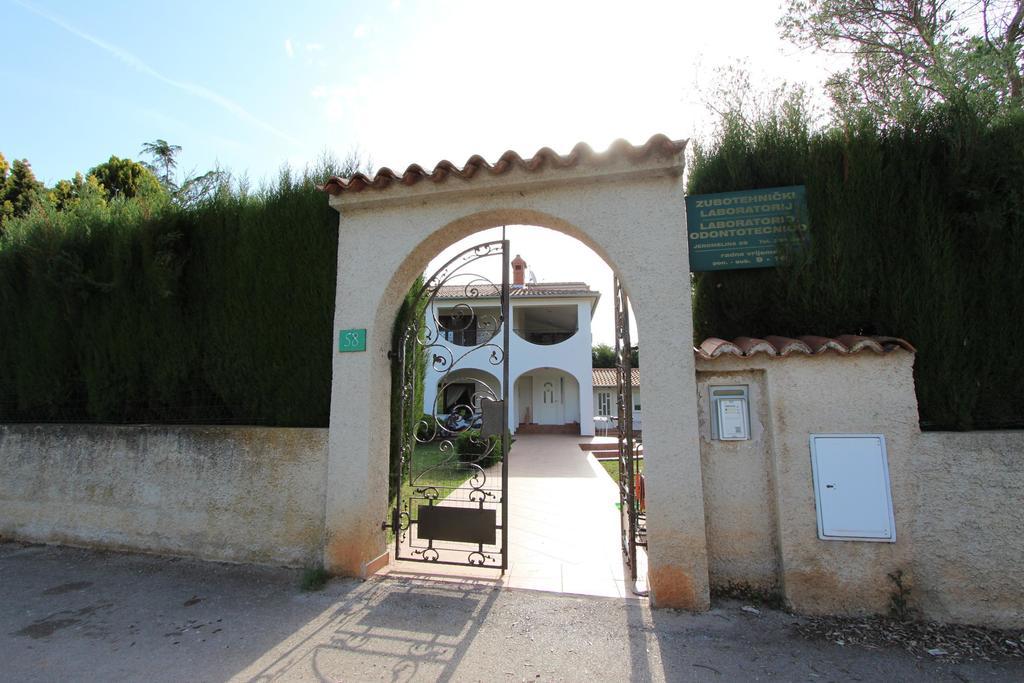 Apartment Villa Nera Pula Exterior photo